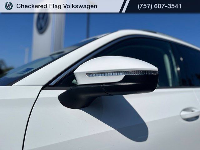 Used 2025 Volkswagen Tiguan SE FWD image 2
