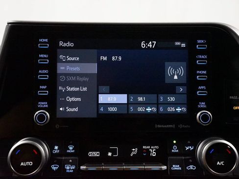 Used 2022 Toyota Highlander LE FWD image 17