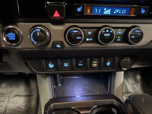 Used 2016 Toyota Tacoma TRD Off-Road image 9