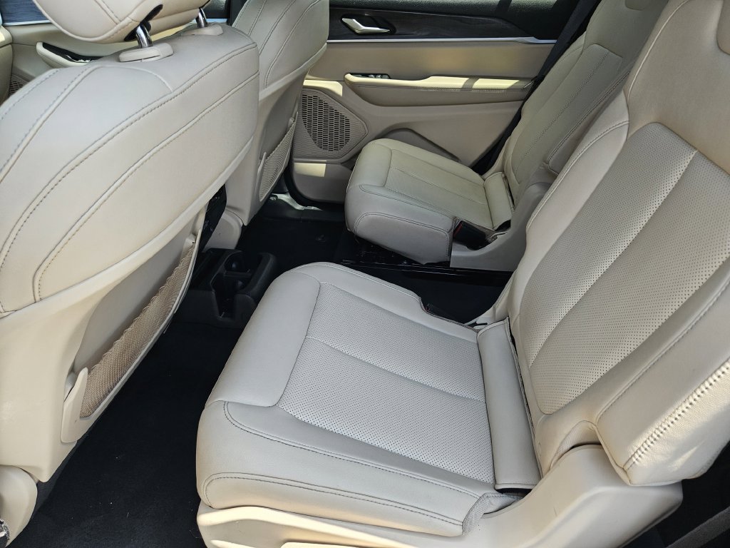 Used 2023 Jeep Grand Cherokee L Limited w/ Luxury Tech Group II RWD image 30