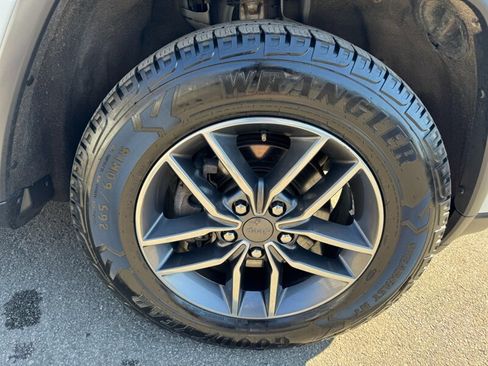 Used 2019 Jeep Grand Cherokee Limited image 14