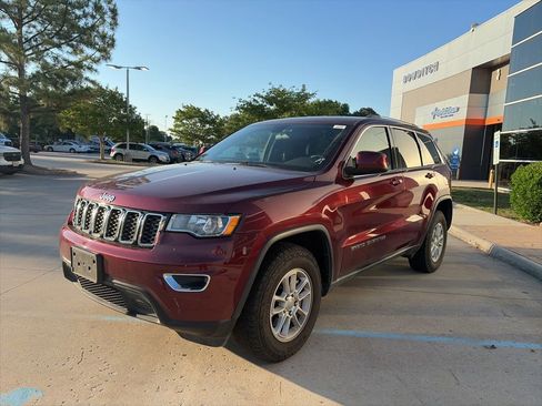 Used 2019 Jeep Grand Cherokee Laredo w/ Security & Convenience Group AWD/4WD image 4