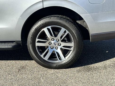 Used 2023 Ford Expedition Limited image 8
