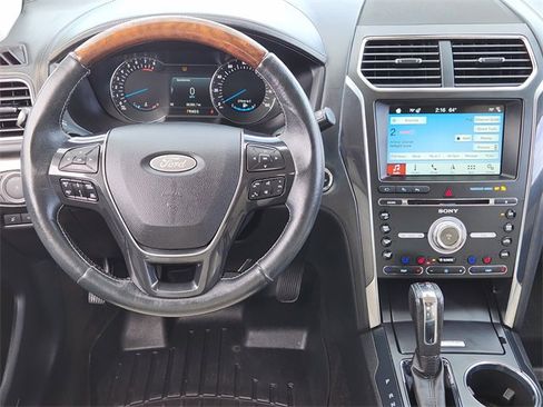 Used 2018 Ford Explorer Platinum image 25