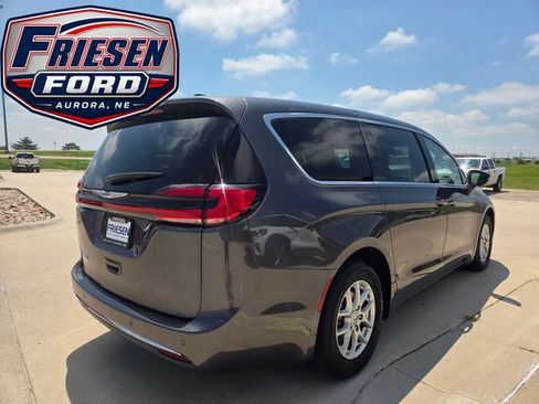 Used 2023 Chrysler Pacifica Touring-L FWD image 7