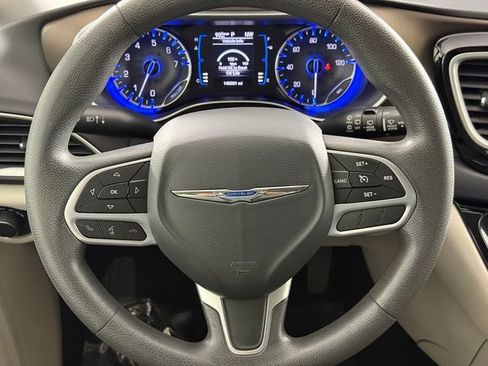 Used 2017 Chrysler Pacifica Touring FWD image 23