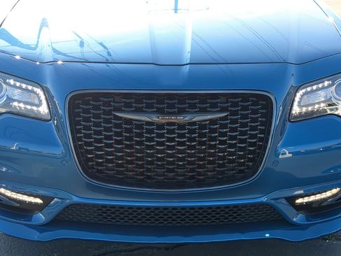 Used 2022 Chrysler 300 Touring L w/ Comfort Group image 9