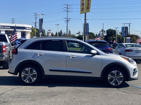 Used 2020 Kia Niro EX image 2