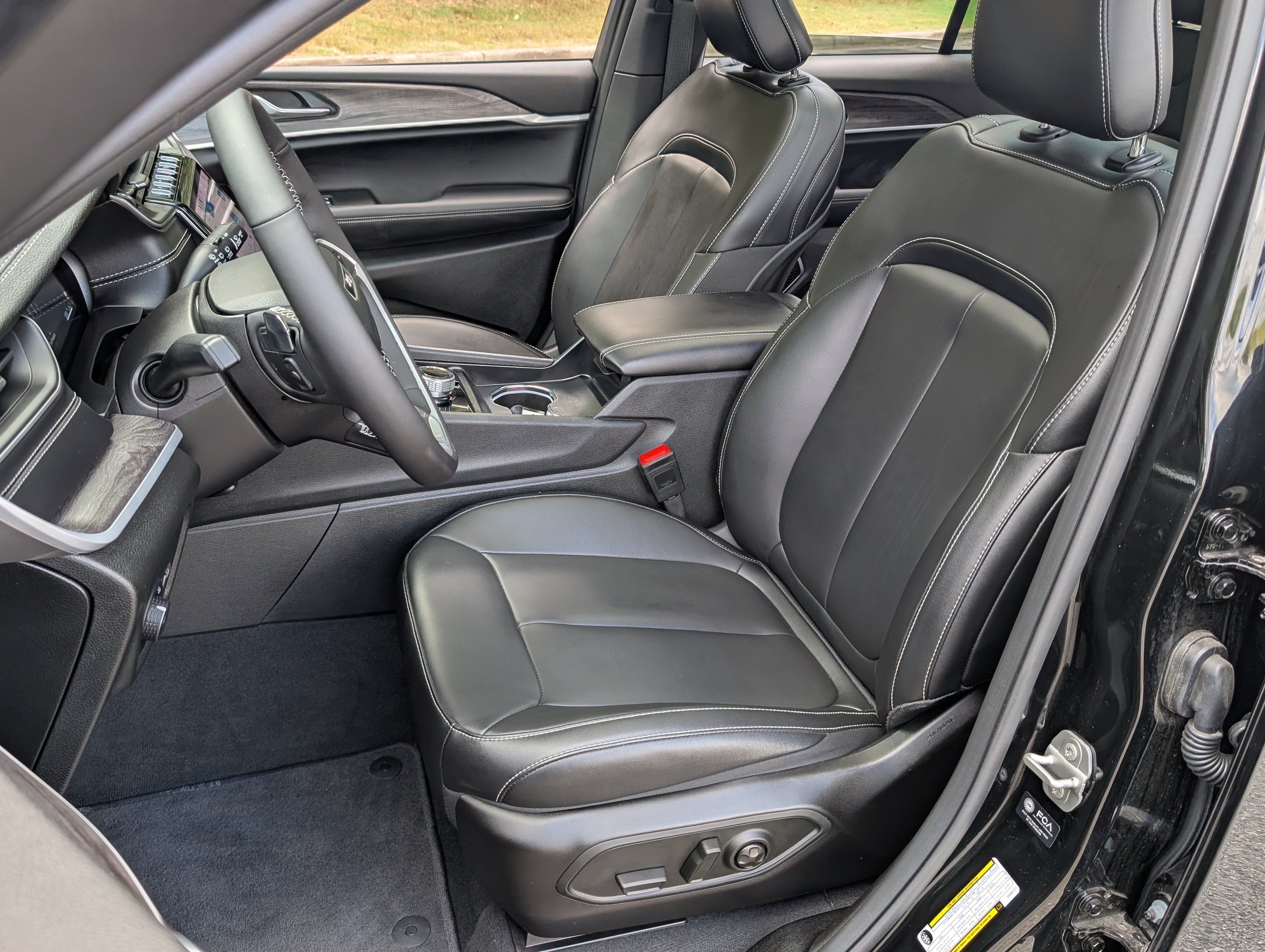 Used 2025 Jeep Grand Cherokee Limited w/ Black Appearance Package RWD image 17