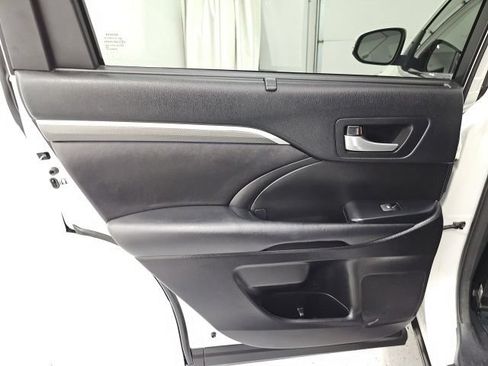 Used 2017 Toyota Highlander SE AWD/4WD image 29