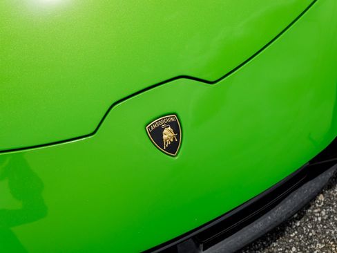 Used 2018 Lamborghini Huracan Performante AWD/4WD image 25