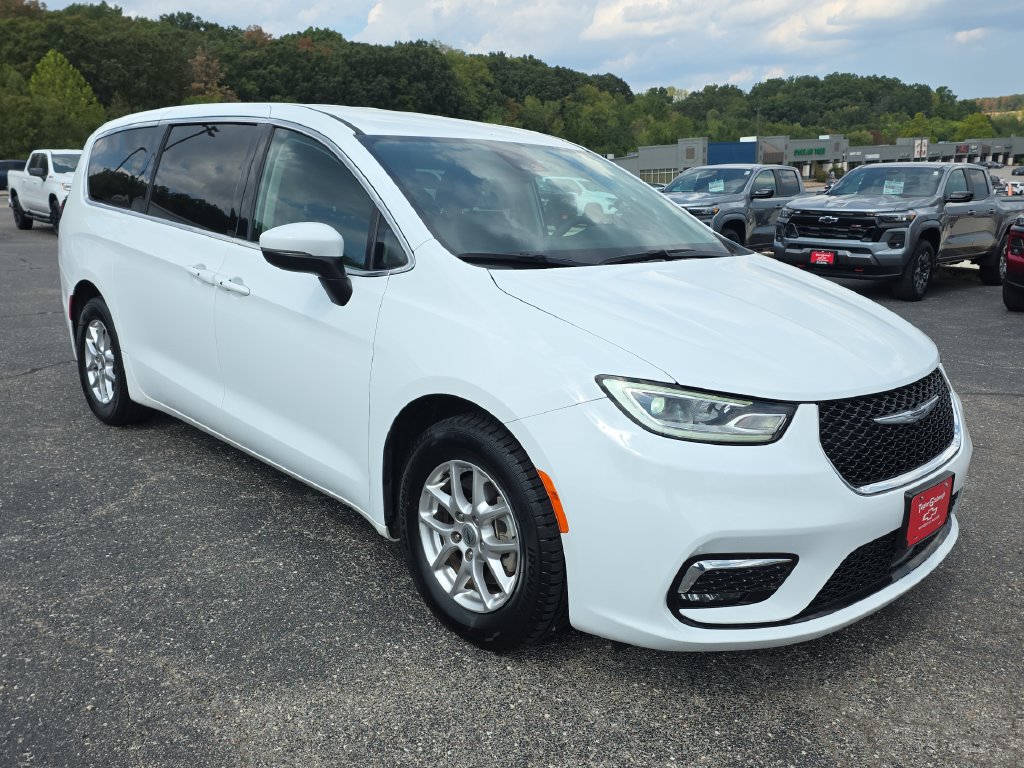 Used 2023 Chrysler Pacifica Touring-L FWD image 2