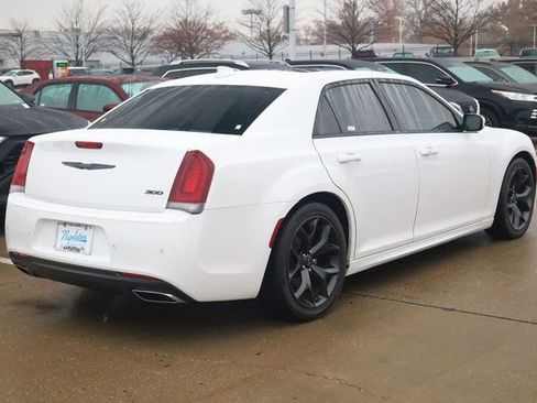 Used 2022 Chrysler 300 Touring L w/ Popular Equipment Group image 5