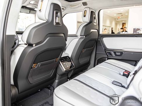 Used 2024 Rivian R1S Adventure image 33