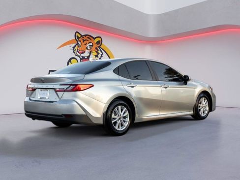 Used 2025 Toyota Camry LE image 5