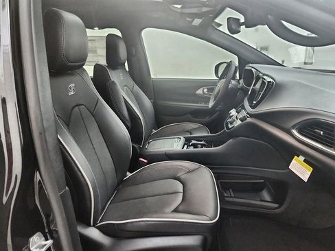 New 2026 Chrysler Pacifica Limited image 35