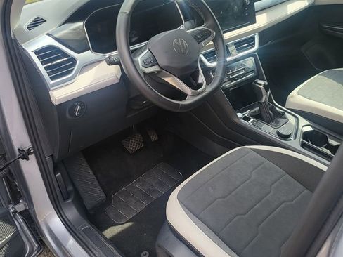 Used 2025 Volkswagen Taos SE image 6