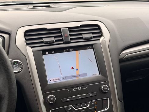 Used 2019 Ford Fusion SE FWD image 32