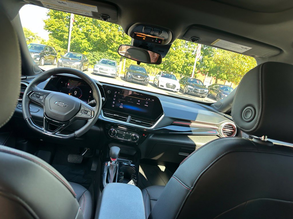 Used 2024 Chevrolet Trax RS w/ Sunroof Package FWD image 25