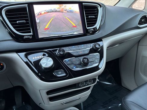 Used 2024 Chrysler Pacifica Touring-L image 17