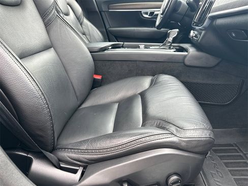 Used 2020 Volvo V90 T6 Cross Country image 14