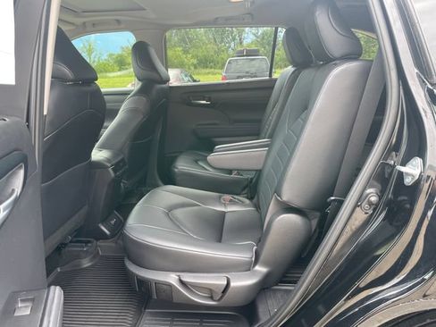 Used 2023 Toyota Highlander XLE AWD/4WD image 28