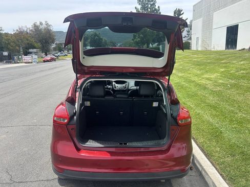 Used 2016 Ford Focus SE w/ Equipment Group 201A FWD image 2