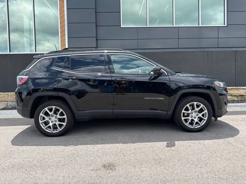Used 2024 Jeep Compass Latitude AWD/4WD image 2