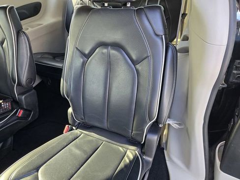 Used 2023 Chrysler Pacifica Limited image 12