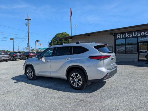 Used 2022 Toyota Highlander XLE AWD/4WD image 9