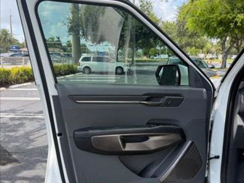 Used 2024 Kia EV9 Light Long Range RWD image 27
