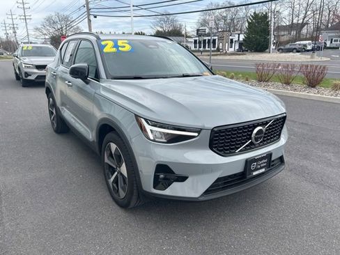 Certified 2025 Volvo XC40 B5 Plus image 6