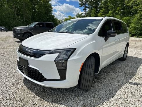 New 2027 Chrysler Pacifica Select AWD/4WD image 4