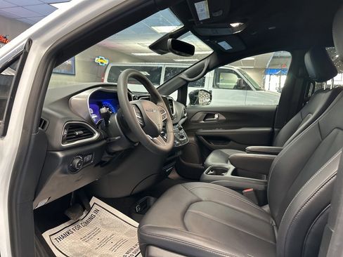 Used 2025 Chrysler Pacifica Select image 27
