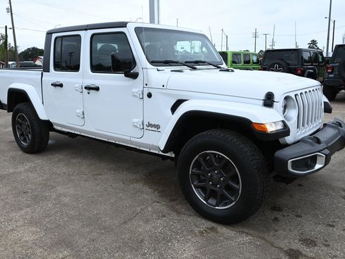 Used 2023 Jeep Gladiator Overland image 4
