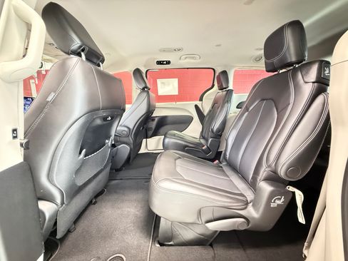 Used 2023 Chrysler Pacifica Touring-L FWD image 31