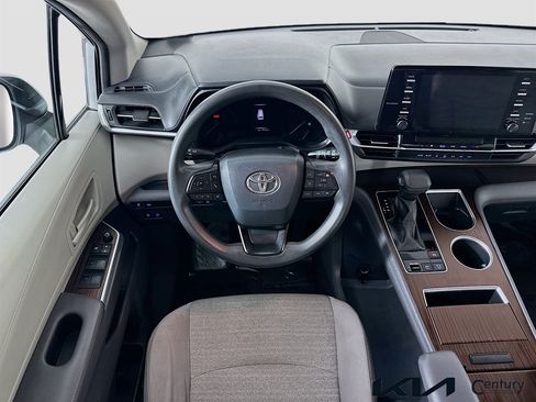Used 2023 Toyota Sienna LE FWD image 20