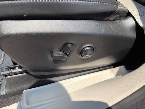 Used 2023 Chrysler Pacifica Touring-L FWD image 17