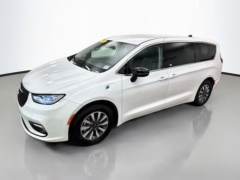 Used 2024 Chrysler Pacifica Limited FWD image 3