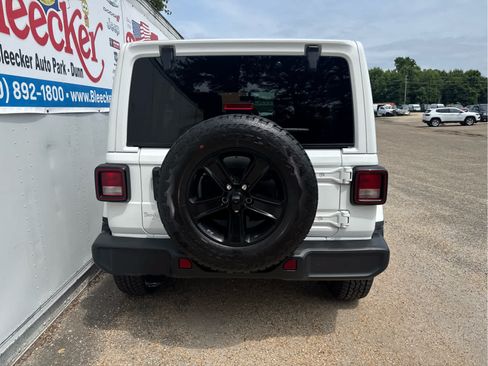 Used 2021 Jeep Wrangler Unlimited Sahara AWD/4WD image 4