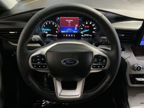 Used 2023 Ford Explorer XLT AWD/4WD image 17