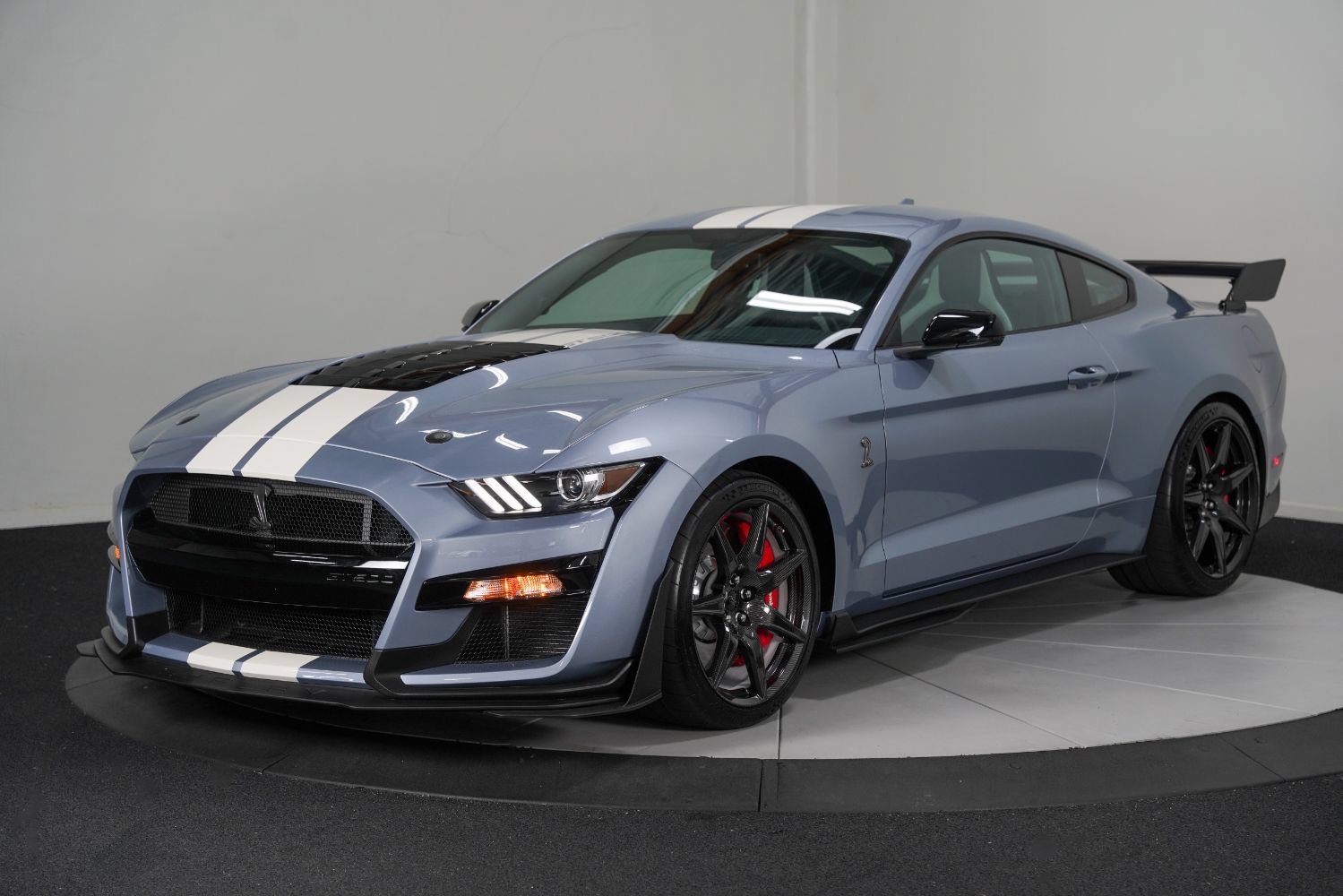 Used 2022 Ford Mustang Shelby GT500 w/ Carbon Fiber Track Pack RWD image 4