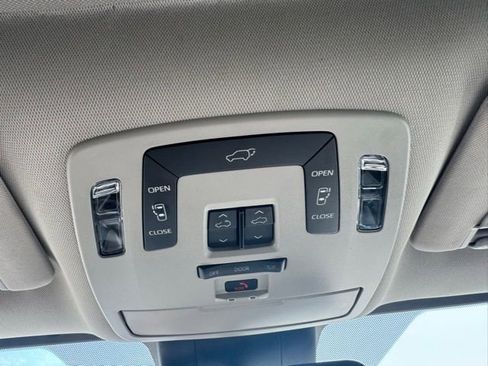 Used 2025 Toyota Sienna XLE image 26