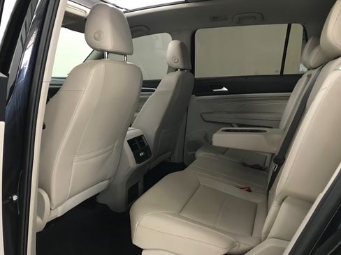 Used 2022 Volkswagen Atlas SE w/ Panoramic Sunroof Package FWD image 12