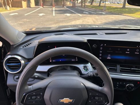 Used 2025 Chevrolet Trax LT image 28