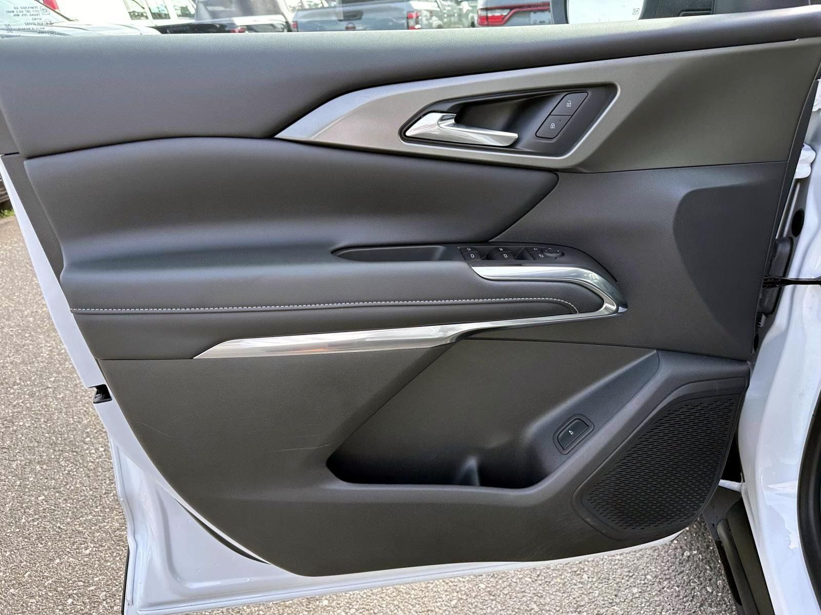 Used 2025 Chevrolet Traverse LT w/ Driver Confidence Package FWD image 8