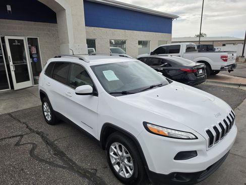 Used 2018 Jeep Cherokee Latitude AWD/4WD image 9