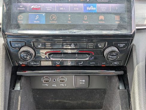 Used 2022 Jeep Grand Cherokee Limited image 27