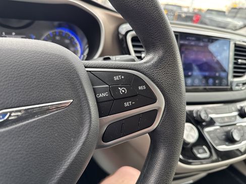 Used 2017 Chrysler Pacifica Touring image 18