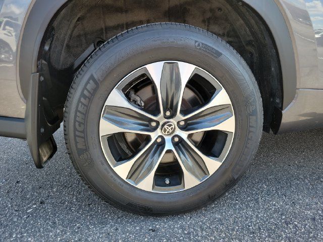 Used 2022 Toyota Highlander XLE AWD/4WD image 31
